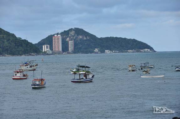 Atravessando de balsa a baía de Guaratuba e chegando a Matinhos, no litoral do Paraná